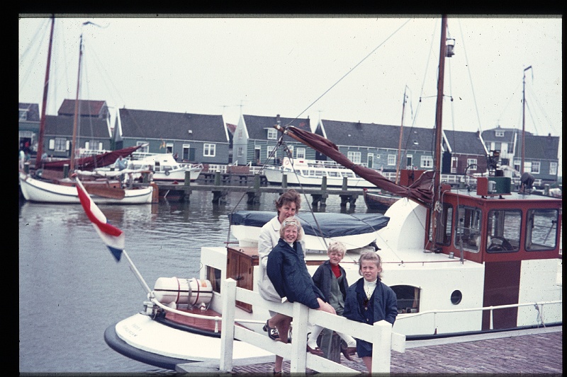 14.Marken apr 1971 Mama,Brigitte,Marion,Peter.JPG